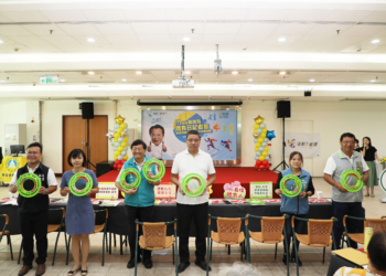 ▲嘉義縣慶祝國民體育日，與會來賓投出飛盤象徵正式啟動。(圖/嘉義縣政府提供)
