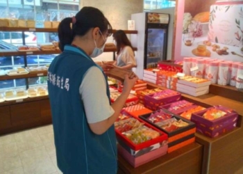 ▲保障消費者食安，雲林縣衛生局加強查驗112年中秋應景食品。(圖/雲林縣政府提供)