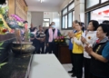 ▲記者李佩勳/雲林報導） 清明節是我國重要傳統掃墓祭祀節日，為深入了解各鄉鎮市殯葬設施現狀，縣長張麗善4日上午特別視察林內鄉九芎示範公墓、斗六市八德生命園區、斗南鎮新庄公墓以及土庫鎮公墓公園化墓基暨納骨堂。張麗善表示，近年來縣府對於殯葬環境舒適度和明亮度均予高度重視，積極與各鄉鎮市公所合作，推動殯葬設施建設，不僅讓先人在舒適環境中得到安息，也為鄉親們提供優質的追思空間。 張麗善呼籲前往掃墓鄉親們要提高防火意識，以保障自身和他人的生命財產安全，特別提醒大家避免使用火源，遵守「4不1帶走」原則：不用火進行除草、不燃燒紙錢、不放爆竹、不亂丟菸蒂，並將垃圾帶走，共同營造減災、平安、舒適的祭祀環境。 民政處長蕭德恕指出，隨著社會進步，人們對於不同葬禮方式的接受度越來越高。為滿足民眾多元化需求，縣府已在縣內設立三處環保樹葬區，分別位於斗六市九老爺追思生命園區、大埤鄉下崙公墓以及東勢鄉四美生命園區。另今年九月雲林縣政府將與臺中市、彰化縣、南投縣及苗栗縣共同舉辦五縣市聯合海葬活動，鄉親們若有相關需求，歡迎直接與縣府民政處聯繫，進行了解和辦理。