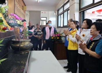 ▲記者李佩勳/雲林報導） 清明節是我國重要傳統掃墓祭祀節日，為深入了解各鄉鎮市殯葬設施現狀，縣長張麗善4日上午特別視察林內鄉九芎示範公墓、斗六市八德生命園區、斗南鎮新庄公墓以及土庫鎮公墓公園化墓基暨納骨堂。張麗善表示，近年來縣府對於殯葬環境舒適度和明亮度均予高度重視，積極與各鄉鎮市公所合作，推動殯葬設施建設，不僅讓先人在舒適環境中得到安息，也為鄉親們提供優質的追思空間。 張麗善呼籲前往掃墓鄉親們要提高防火意識，以保障自身和他人的生命財產安全，特別提醒大家避免使用火源，遵守「4不1帶走」原則：不用火進行除草、不燃燒紙錢、不放爆竹、不亂丟菸蒂，並將垃圾帶走，共同營造減災、平安、舒適的祭祀環境。 民政處長蕭德恕指出，隨著社會進步，人們對於不同葬禮方式的接受度越來越高。為滿足民眾多元化需求，縣府已在縣內設立三處環保樹葬區，分別位於斗六市九老爺追思生命園區、大埤鄉下崙公墓以及東勢鄉四美生命園區。另今年九月雲林縣政府將與臺中市、彰化縣、南投縣及苗栗縣共同舉辦五縣市聯合海葬活動，鄉親們若有相關需求，歡迎直接與縣府民政處聯繫，進行了解和辦理。