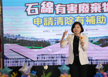 ▲縣長張麗善細心說明石綿建材對人體及環境造成的傷害嚴重性。（圖/雲林縣政府提供）