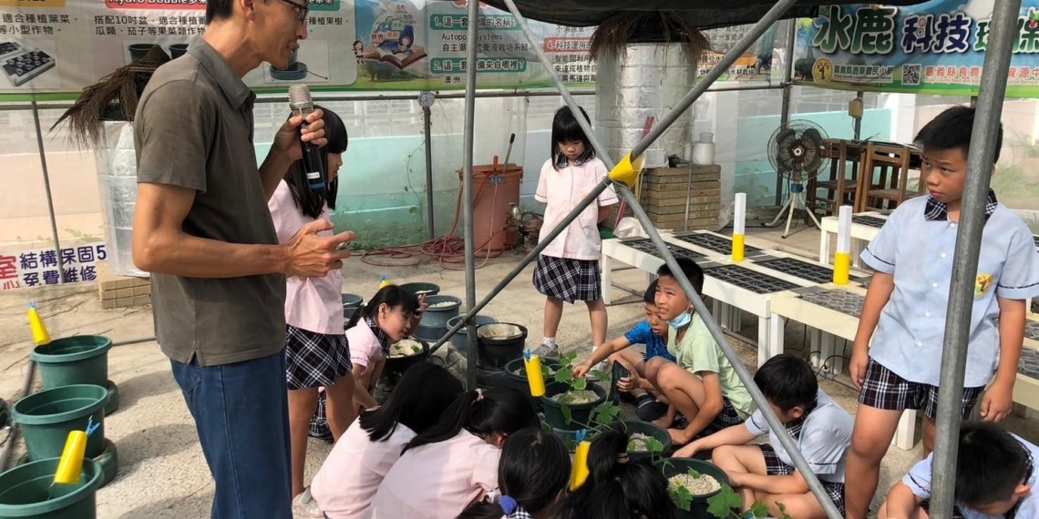 ▲官易祺老師在校園內設置科技環保溫室，引導學生透過採收建立自信。（圖／嘉義縣政府提供）