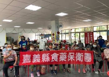 ▲嘉義縣社區藥局組成「食藥保衛團」列車，主動開進社區。（圖/嘉義縣政府提供）