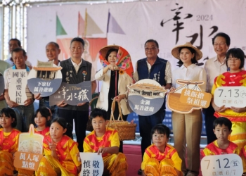 ▲縣長張麗善頭戴斗笠挑飯擔，和與會來賓一同宣傳口湖牽水車藏系列活動。（圖/雲林縣政府提供）