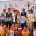 ▲縣長張麗善頭戴斗笠挑飯擔，和與會來賓一同宣傳口湖牽水車藏系列活動。（圖/雲林縣政府提供）