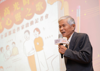 ▲第一屆學員黃義春先生笑容滿面上台分享參與心得。(圖/嘉義市政府提供)