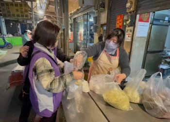 ▲衛生局至傳統市場抽驗清明節應景食品。（圖/嘉義縣政府提供）