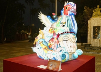 ▲華南高商許彩韵以作品《躍動日昇 彩鳳呈祥》二度勇奪台灣燈會高中職組燈王，作品現正於嘉義公園展出中，歡迎全國民眾蒞臨欣賞。(圖/嘉義市政府提供)