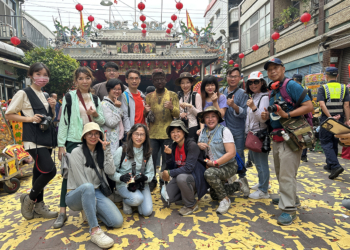 ▲布袋數位機會中心教導學員，用數位記綠在地宗教民俗文化。(圖/嘉義縣政府提供)