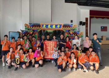 ▲虎尾國中「楊家將-大破天門陣」榮獲傳統偶戲類布袋戲組-國中組特優，文化觀光處長陳璧君特地至校貼紅榜祝賀。(圖/雲林縣政府)