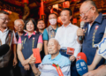 ▲新港奉天宮舉辦「開台媽祖契子女中秋回宮團圓祈福典禮」，高齡107歲的契子林福來也前來參與。(圖/嘉義縣政府提供)
