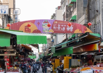 ▲嘉義市政府今年於傳統市場進行全新佈置，增添濃濃年節氛圍。（圖/嘉義市政府提供）