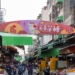 ▲嘉義市政府今年於傳統市場進行全新佈置，增添濃濃年節氛圍。（圖/嘉義市政府提供）