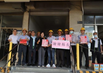 ▲縣長張麗善慰勉台電人員。(圖/雲林縣政府提供)