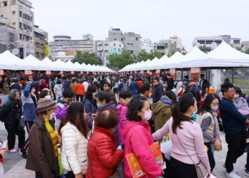 ▲「2025嘉義市年貨大街」一開幕即吸引眾多人潮與滿滿買氣。（圖/嘉義市政府提供）