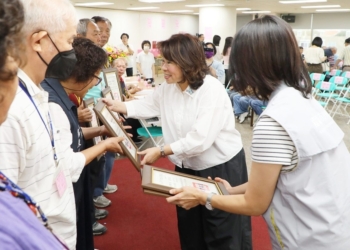 ▲嘉義市長黃敏惠獲邀參與「115年農民節慶祝大會」，並給予獲獎農民大大肯定。(圖/嘉義市政府提供)