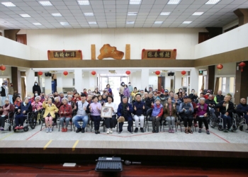 ▲嘉義市政府致贈轄內12家社福機構春節慰問金。(圖/嘉義市政府提供)