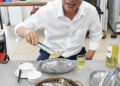 ▲縣長翁章梁大力推薦東石鮮蚵。(圖/嘉義縣政府提供)