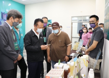 ▲翁章梁鼓勵企業勇於實踐夢想！。(圖/嘉義縣政府提供)