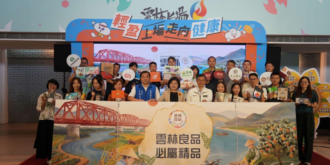 ▲縣長張麗善與20家參展業者共同合影，展現進軍國際食品展決心。（圖/雲林縣政府提供）