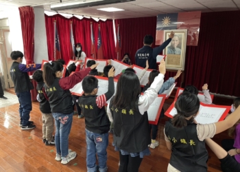 ▲小朋友在鎮長蔡瑋傑帶領下，體驗宣誓就職儀式。（圖/嘉義縣政府提供）