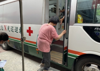 ▲行動巡迴車篩檢，揪出潛藏結核病患。（圖/嘉義縣政府提供）