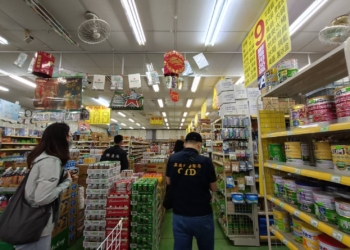 ▲嘉義縣政府會同檢調單位於清明連假期間前往賣場訪查，掌握塑膠袋供應與價格狀況。（圖／嘉義縣政府提供）