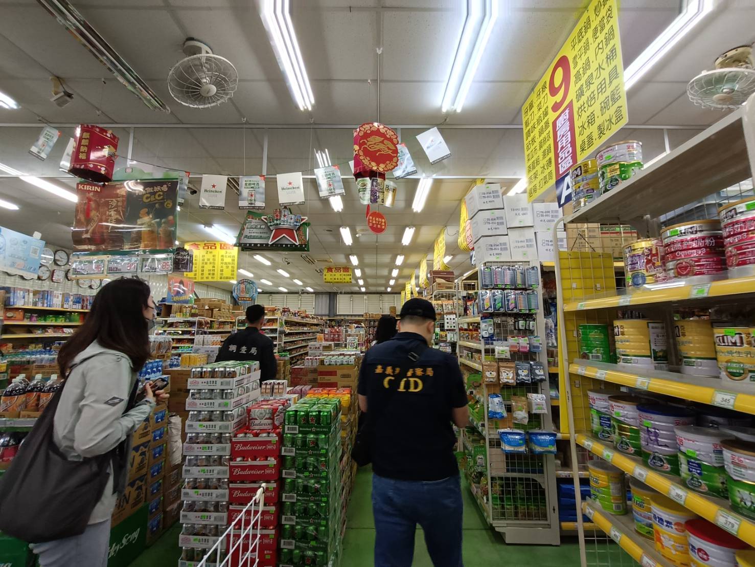 ▲嘉義縣政府會同檢調單位於清明連假期間前往賣場訪查,掌握塑膠袋供應與價格狀況。(圖/嘉義縣政府提供)