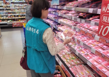 ▲衛生局稽查年節應景食品販售業者。（圖/嘉義縣政府提供）