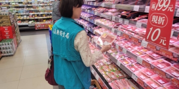 ▲衛生局稽查年節應景食品販售業者。（圖/嘉義縣政府提供）