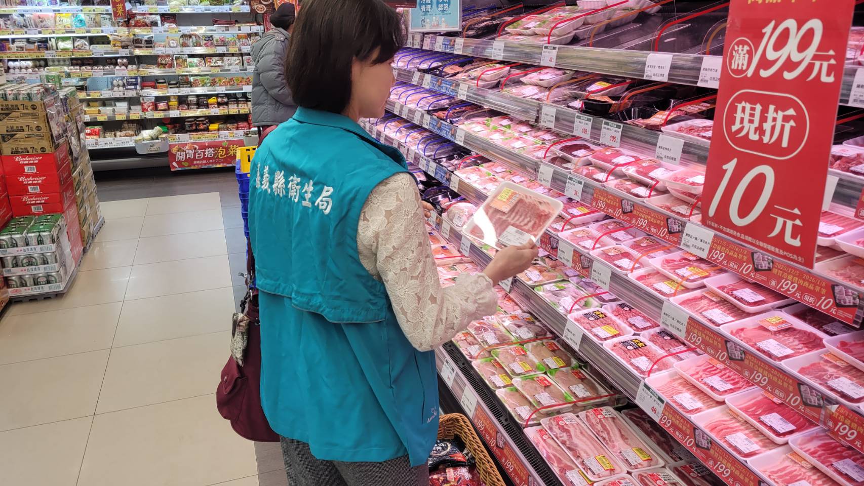 ▲衛生局稽查年節應景食品販售業者。(圖/嘉義縣政府提供)