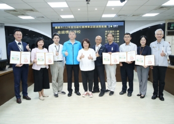 ▲市長黃敏惠(中)親自頒發獎狀，並感謝金級標章學校一同為城市永續發展努力。(圖/嘉義市政府提供)