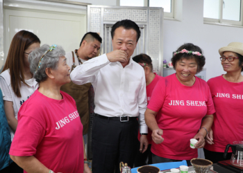 ▲縣長翁章梁到場與長輩同樂，並一起品嘗咖啡。(圖/嘉義縣政府提供)