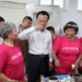 ▲縣長翁章梁到場與長輩同樂，並一起品嘗咖啡。(圖/嘉義縣政府提供)