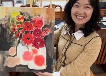 ▲藝術家劉婷瑟與其新作《2024瓶中花語~牛奶瓶系列》，展現童年記憶與生活詩意之美。（圖/嘉義縣政府提供）