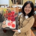 ▲藝術家劉婷瑟與其新作《2024瓶中花語~牛奶瓶系列》，展現童年記憶與生活詩意之美。（圖/嘉義縣政府提供）
