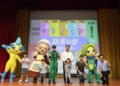 ▲公視帶著三隻大型人偶，到朴子市大同國小向300多位學童宣導交通安全。（圖/嘉義縣政府提供）