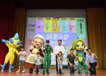 ▲公視帶著三隻大型人偶，到朴子市大同國小向300多位學童宣導交通安全。（圖/嘉義縣政府提供）