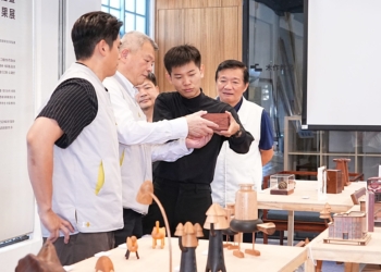 ▲副市長林瑞彥一一細心品味展出作品。(圖/嘉義市政府提供)