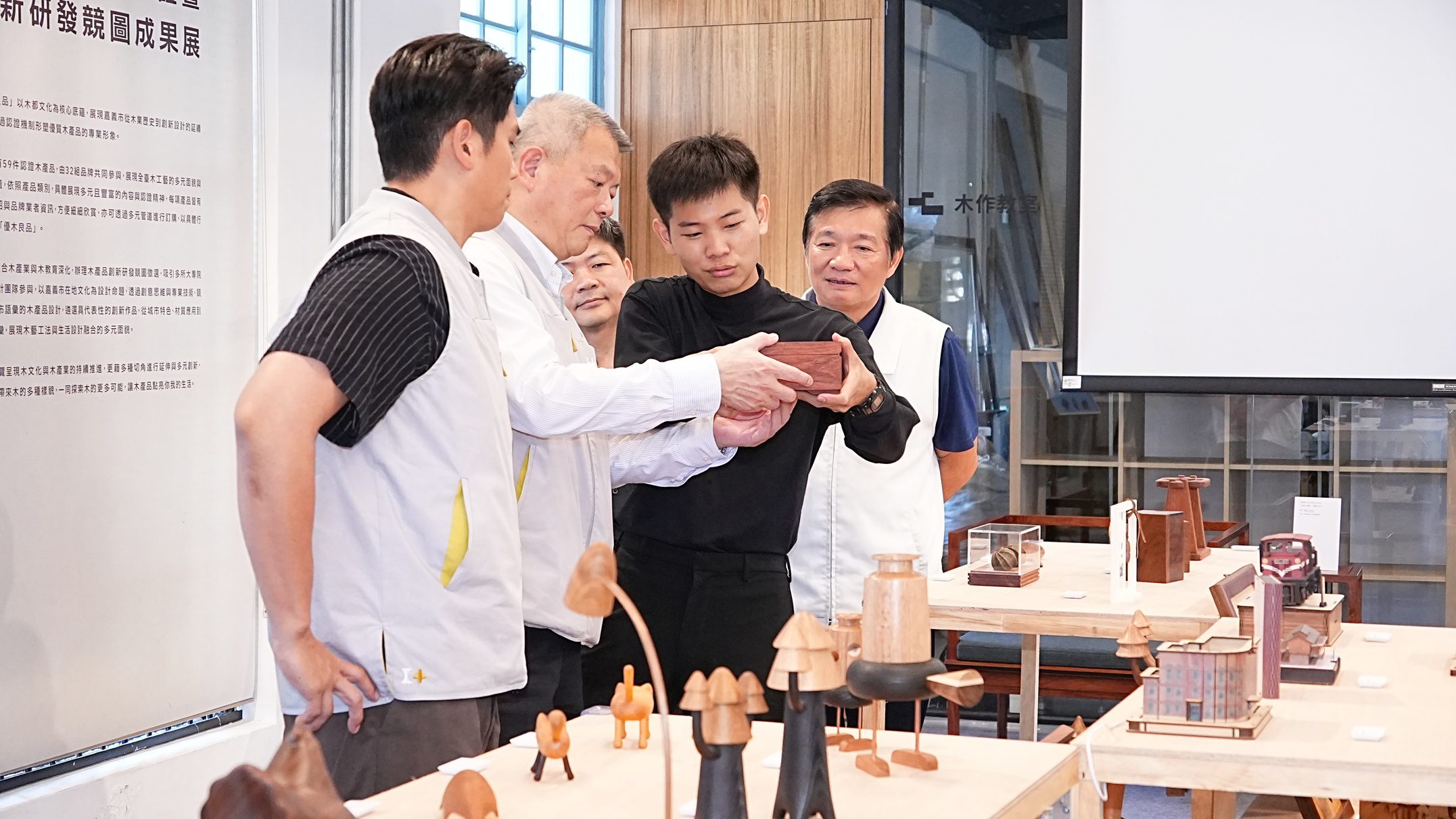 ▲副市長林瑞彥一一細心品味展出作品。(圖/嘉義市政府提供)