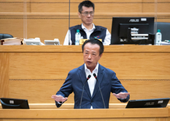 ▲嘉義縣長翁章梁在縣議會第20屆第3次定期會中，進行口頭施政總報告。（圖/嘉義縣政府提供）