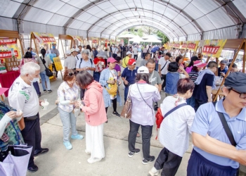 ▲草嶺形象商圈今(20)日一早舉辦結合健走體驗與風味市集活動，吸引大批民眾走進山林，現場人潮絡繹不絕十分熱鬧。(圖/雲林縣政府提供)
