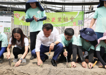 ▲縣長翁章梁與10位青年園主在溫室舉行甜瓜、迷你小西瓜「定植活動」。（圖/嘉義縣政府提供）