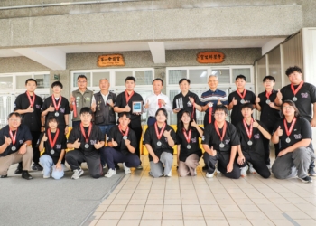 ▲竹崎高中機器人代表隊FRC7551闖進世界賽，縣長翁章梁祝賀並嘉勉學生。（圖/嘉義縣政府提供）