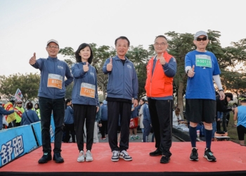 ▲縣長翁章梁與國立故宮博物院長蕭宗煌等人，為參賽選手加油打氣。(圖/嘉義縣政府提供)