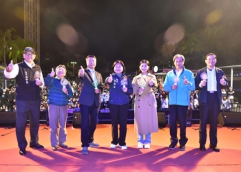 ▲縣長張麗善至劍湖山與民眾一起迎接2024年到來。(圖/雲林縣政府提供)