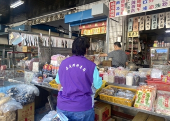 ▲嘉義縣衛生局為維護食品衛生安全，於轄內各大市場抽驗中元應景食品。（圖/嘉義縣政府提供）