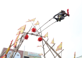 ▲雙人組選手高空盪鞦韆，展現絕佳默契。(圖/嘉義市政府提供)