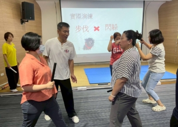 ▲參加人員實地演練自我防護技巧。（圖/嘉義縣政府提供）