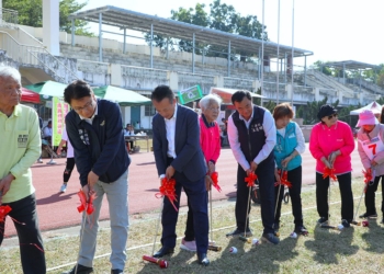 ▲縣長翁章梁等人為賽事開球。(圖/嘉義縣政府提供)